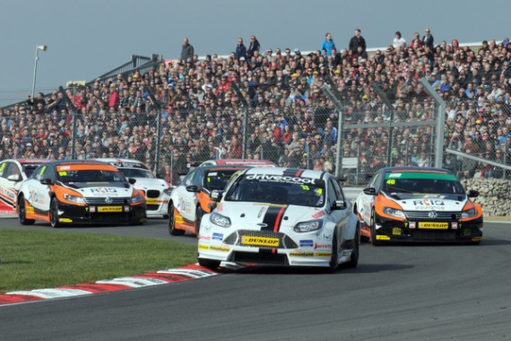 Round 10 of the 2015 British Touring Car Championship. Race one start.