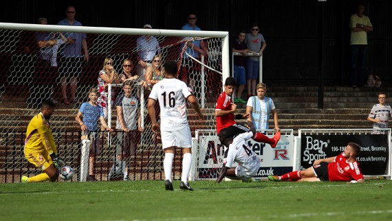FT9C0129 - Wes Fodderingham saves from Ali Fuseini