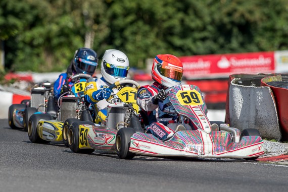 Jamie Rogers leads Ronnie Foster in the Mini Max class.