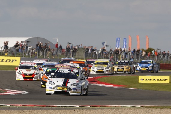 Round 9 of the 2015 British Touring Car Championship. Race two start.
