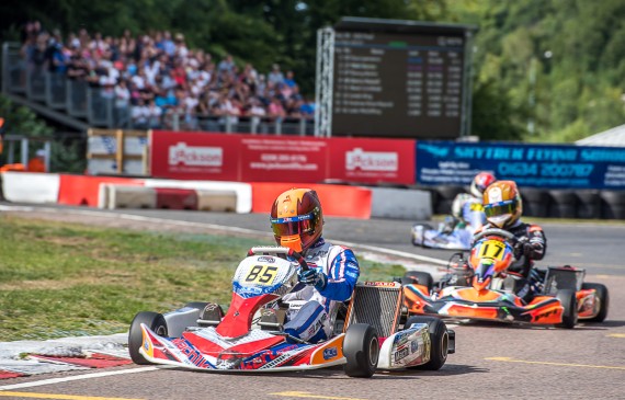 The unlucky Lawrence leads Hodgson and Davies in the Senior X30.