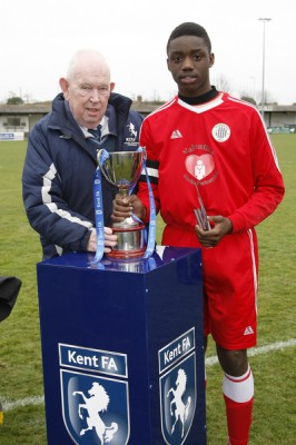 Kent FA Under 14 Youth Cup Final. Meridian VP v Thamesmead. Meridian VP in red.